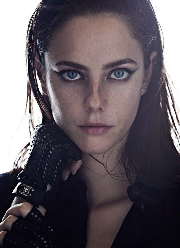 Kaya Scodelario wearing black gloves