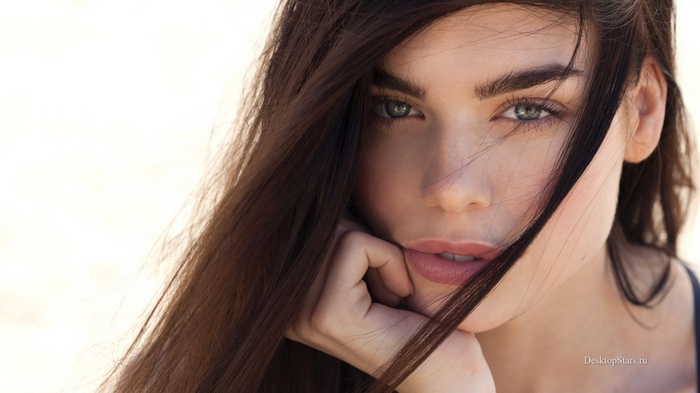Raina Hein with green eyes and brown hair