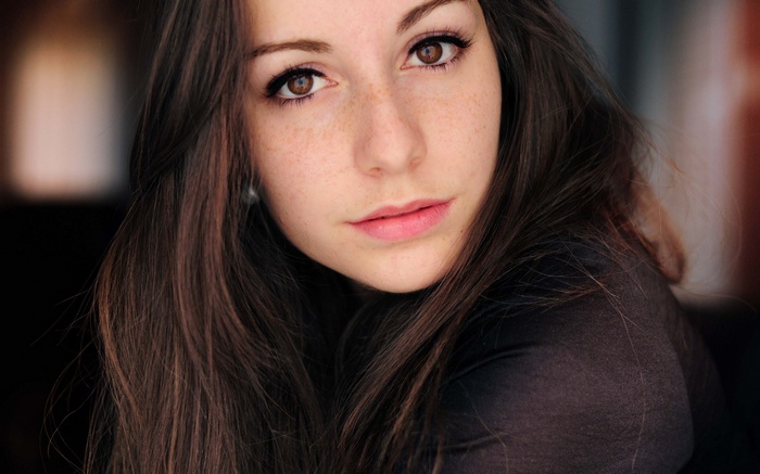 Woman with brown hair and freckles