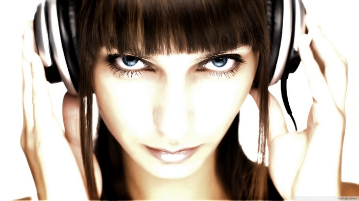 Woman with headphones looking at the camera