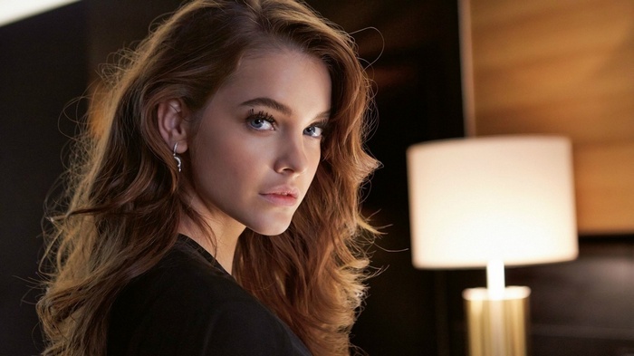 Barbara Palvin portrait with lamp in background