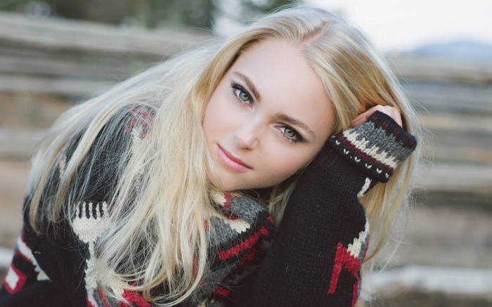 AnnaSophia Robb with blonde hair wearing a sweater