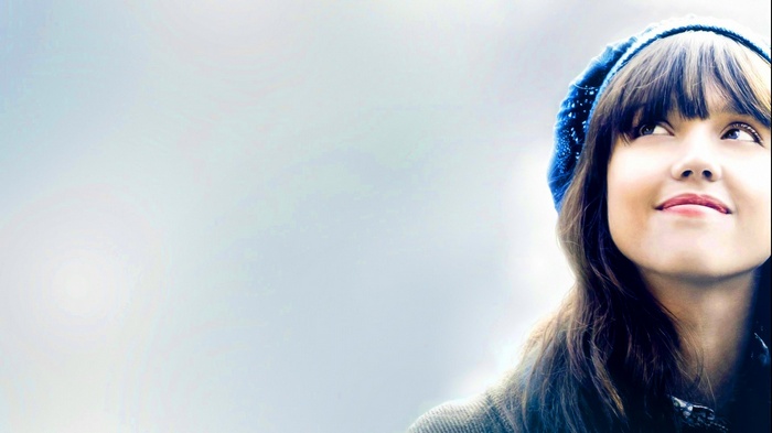 Jessica Alba wearing a blue beanie