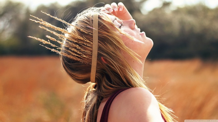Laura Brehm with wheat crown in a field