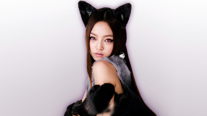 Kara member Kang Jiyoung wearing cat ears