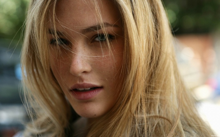 Bar Refaeli with blonde hair and freckles