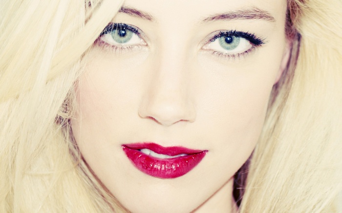 Amber Heard with blonde hair and red lipstick