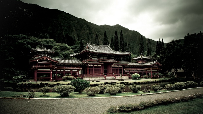 The Byodo-In Temple surrounded by mountains and trees