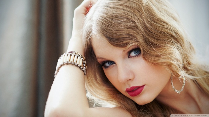 Taylor Swift with blonde hair and blue eyes