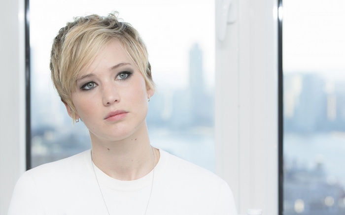 Jennifer Lawrence with short blonde hair