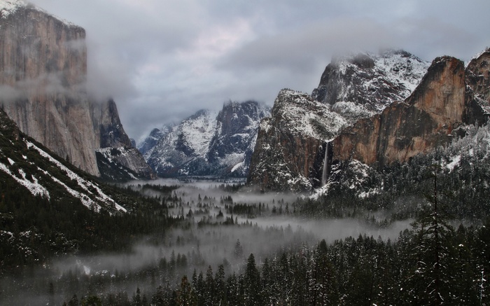 Yosemite National Park mountains with mist and snow