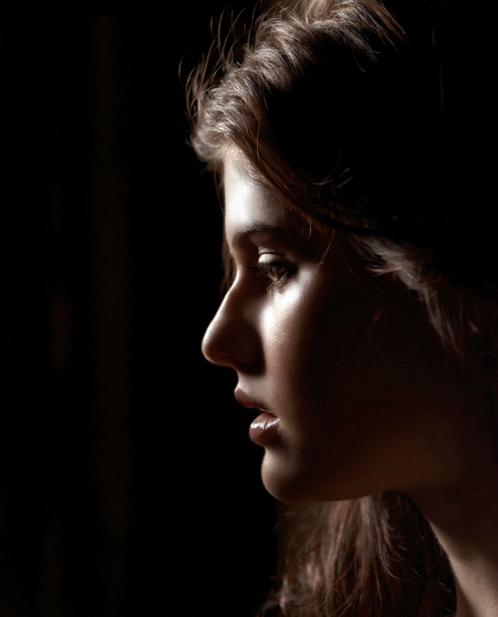Alexandra Daddario in profile