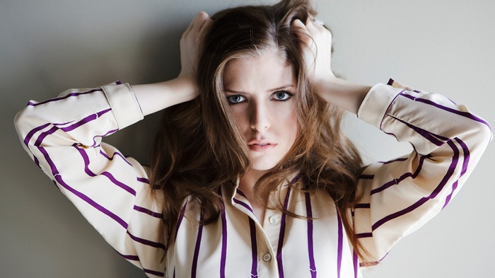 Anna Kendrick with hands on her head