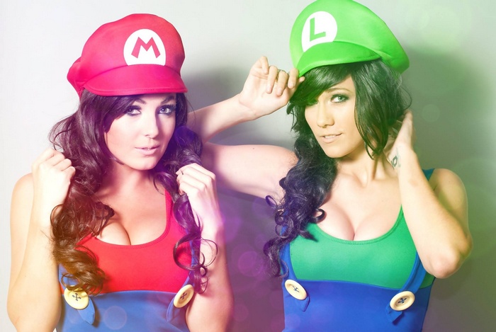 Lindsay Elyse and Jessica Nigri as Mario and Luigi