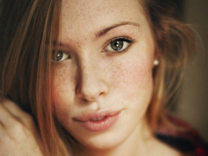 Portrait of a woman with freckles looking at the viewer