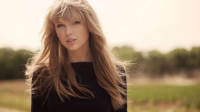 Taylor Swift with long blonde hair