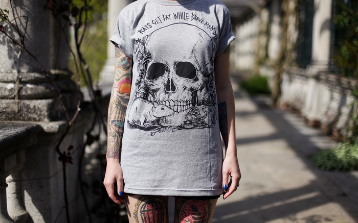 Woman with skull t-shirt and tattoos