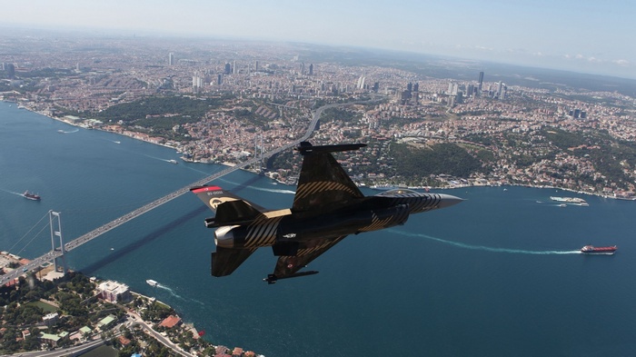 Solo Turk F-16 jet fighter over Bosphorus, Istanbul