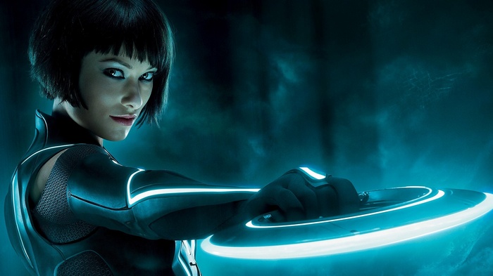 Quorra from Tron: Legacy holding a disc