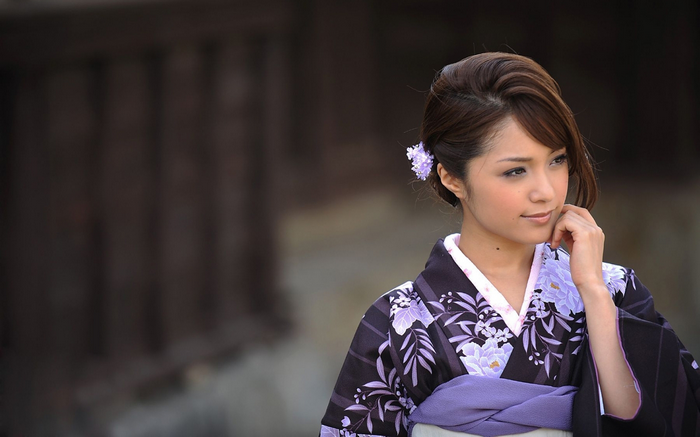 Japanese woman in kimono with flowers