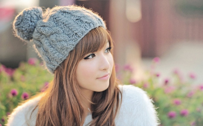 Woman wearing a knit hat with a pom-pom