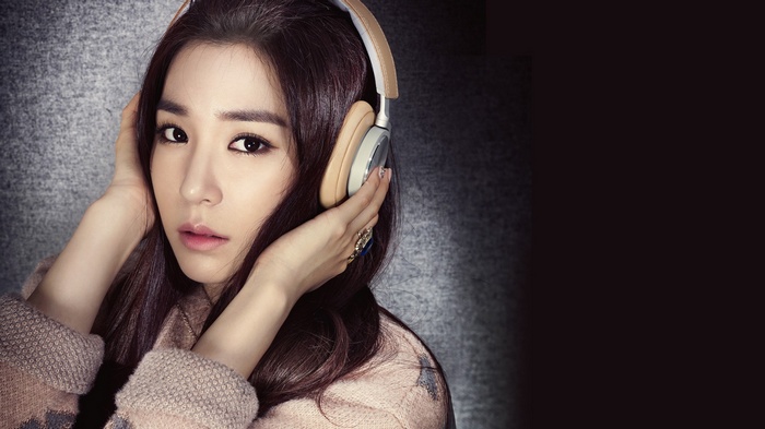 Tiffany Hwang wearing headphones
