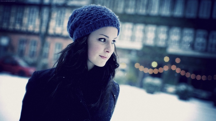 Lena Meyer-Landrut wearing a blue hat in winter