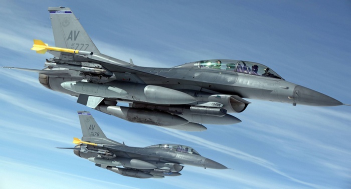 Two F-16 fighter jets flying in formation