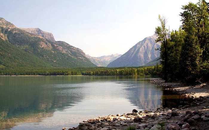 Lake and mountains with trees