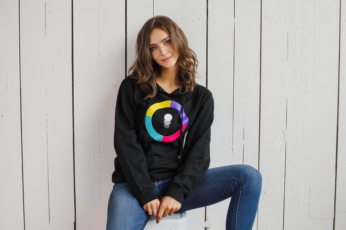 Rachael Leigh Cook in a black hoodie