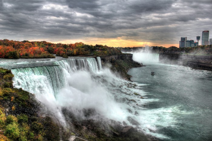Majestic Niagara Falls in Vibrant Autumn Colors 4K