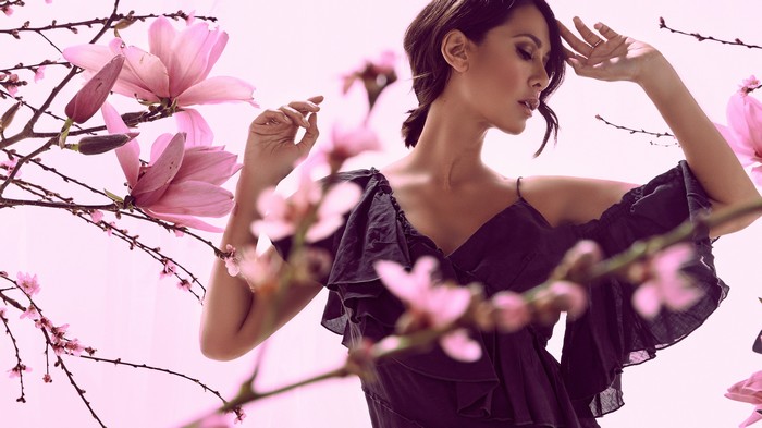 Lindy Klim with pink magnolia flowers