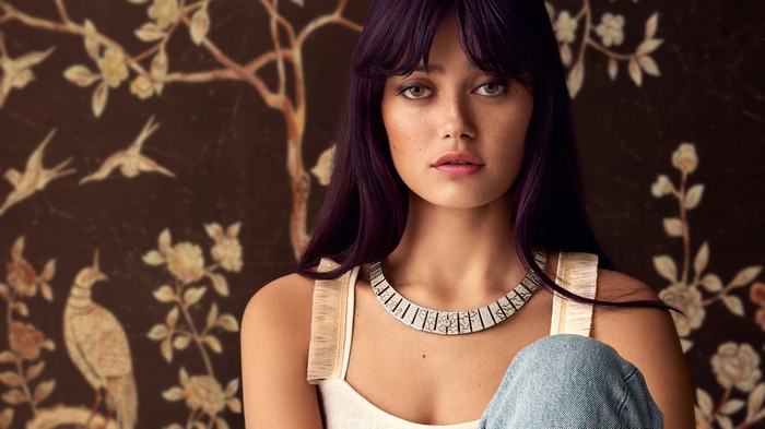 Ella Purnell wearing a necklace