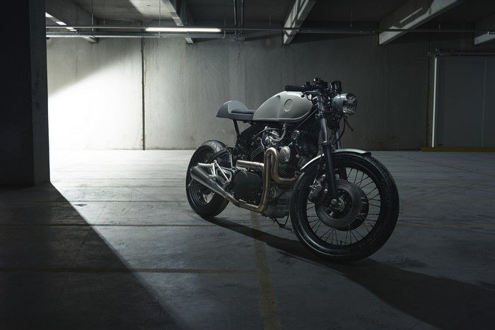 Yamaha XV 750 motorcycle in a parking garage