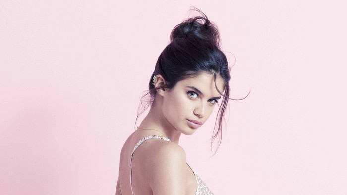 Sara Sampaio with her hair in a bun