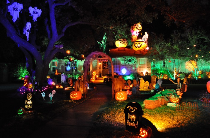 Enchanting 4K Halloween Night with Jack-o'-Lanterns and Ghosts