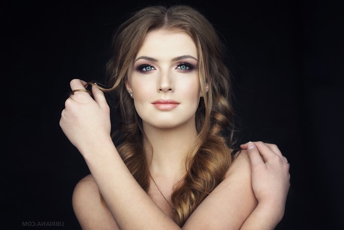 Woman with smoky eyes and curly hair