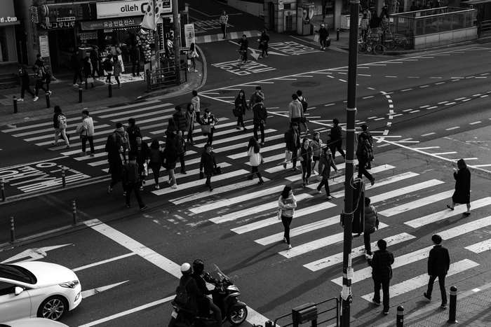 People crossing a busy street in Noryangjin
