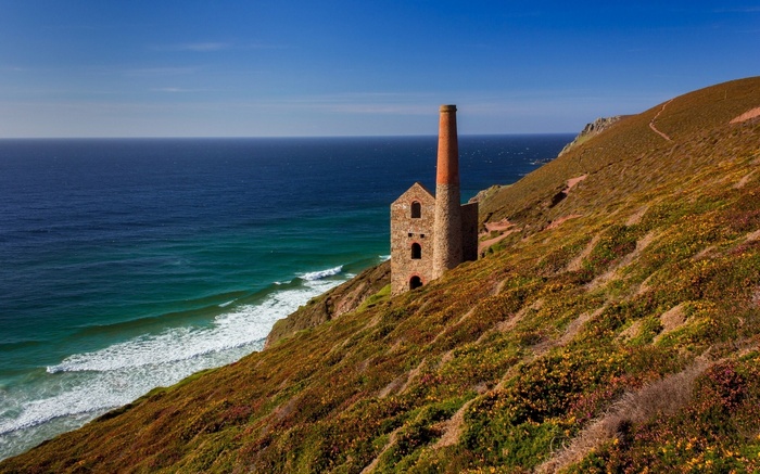 Ruined engine house on a cliff overlooking the sea