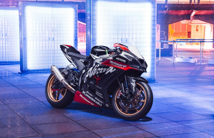 Kawasaki Ninja ZX-10R Motorcycle 4K Urban Night