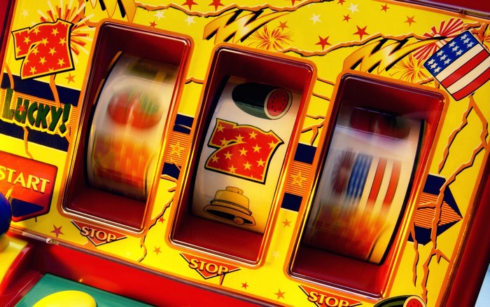 Slot machine with spinning reels and American flag