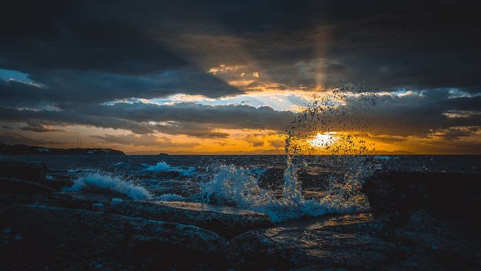 4K Stunning Ocean Wave Splash at Sunset