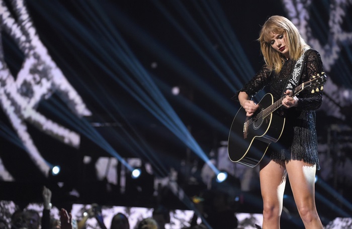 Taylor Swift performing at MTV Video Music Awards 2017