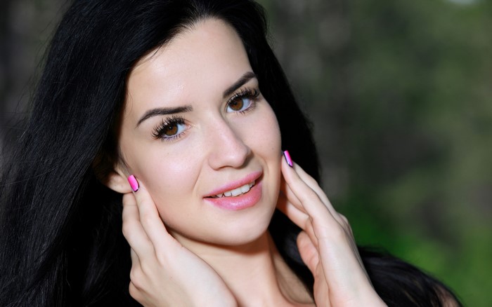 Woman with black hair and brown eyes outdoors