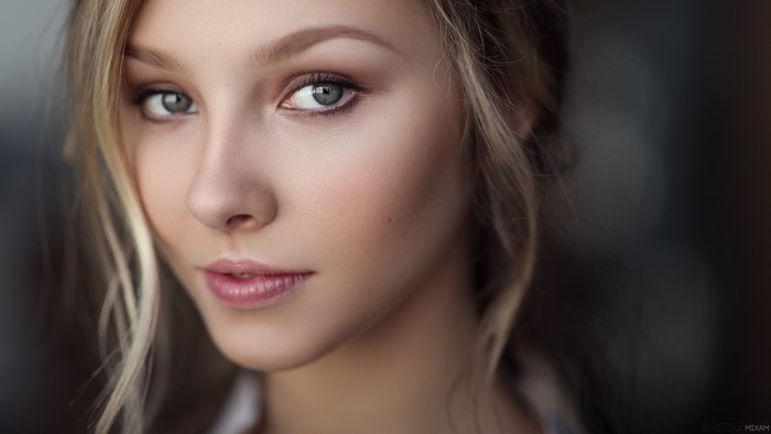 Woman with blonde hair and green eyes