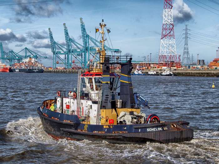 Tugboat Schelde 20 in Antwerp harbor, Belgium