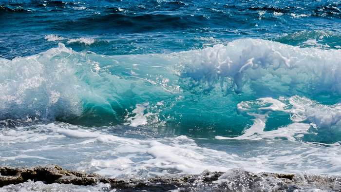 Ocean waves crashing on the shore 4K