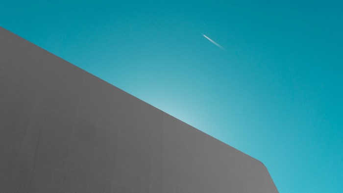 Minimalist Architecture with Clear Blue Sky and Contrail 4K