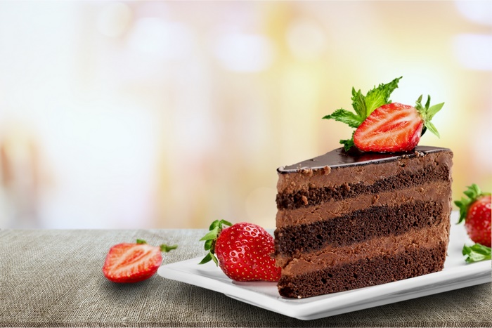 Chocolate cake with strawberries and mint