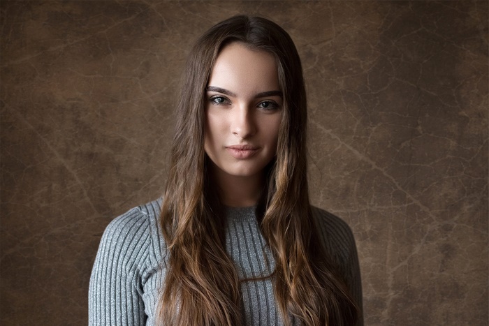 Brunette woman with long hair and green eyes